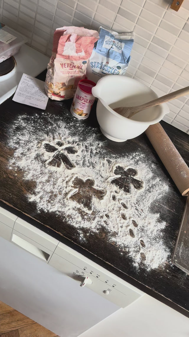 Nisse Nino har gjort nissebus och gjort mjölänglar i köket